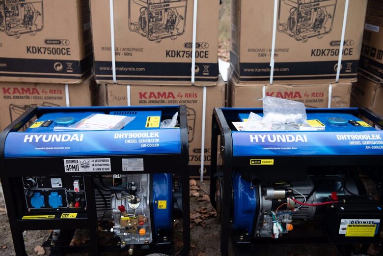 Порошенко привіз допомогу підрозділам ЗСУ, які воюють на східному напрямку 05