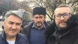 Крымчане собираются у здания суда для поддержки украинских моряков, захваченных оккупантами. ФОТО