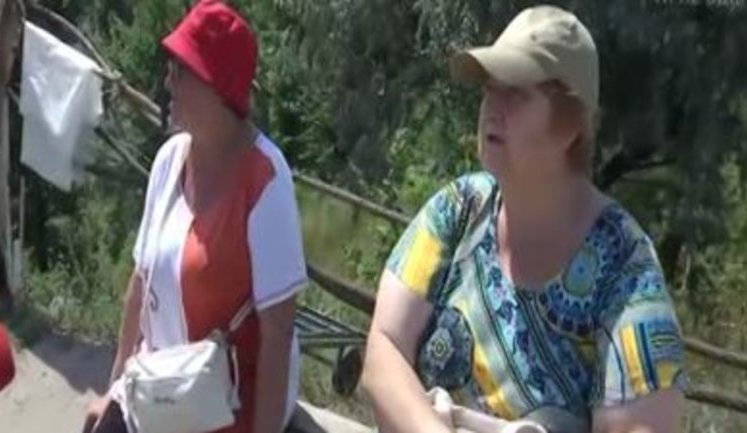 "Робіть міст, щоб транспорт ходив і цих фашистів-галичан тут не було", - мешканка окупованого Луганська на КПВВ "Станиця Луганська". ВIДЕО