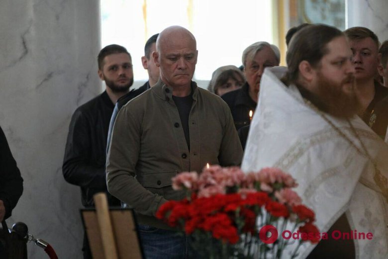 В Одесі попрощалися з Валерією Глодан, її мамою та тримісячною донечкою Кірою, які загинули внаслідок влучання російської ракети у багатоповерхівку 14