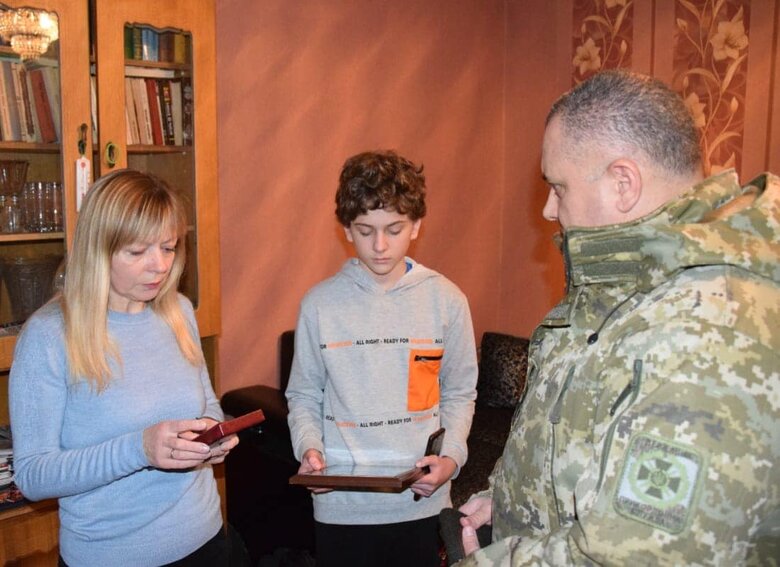 Семье павшего воина-пограничника Владислава Дудолада вручили орден За мужество 02