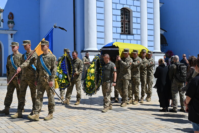 Із загиблим сержантом 68-ї ОЄБр Антоном Усовським попрощалися у Михайлівському Соборі 01