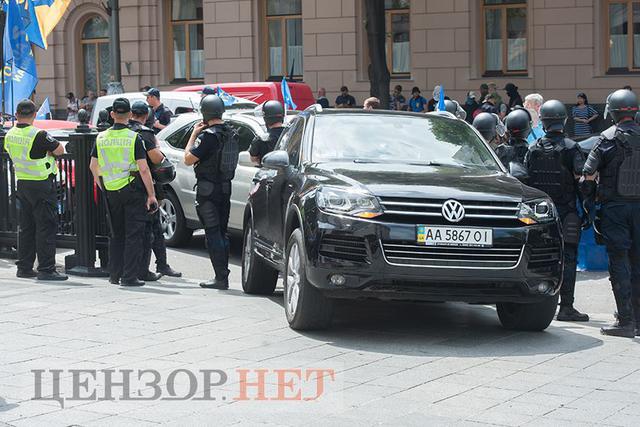 Митингующие остаются под Радой: некоторые активисты держат в руках биты и куриные яйца 08 Митингующие остаются под Радой: некоторые активисты держат в руках биты и куриные яйца 08