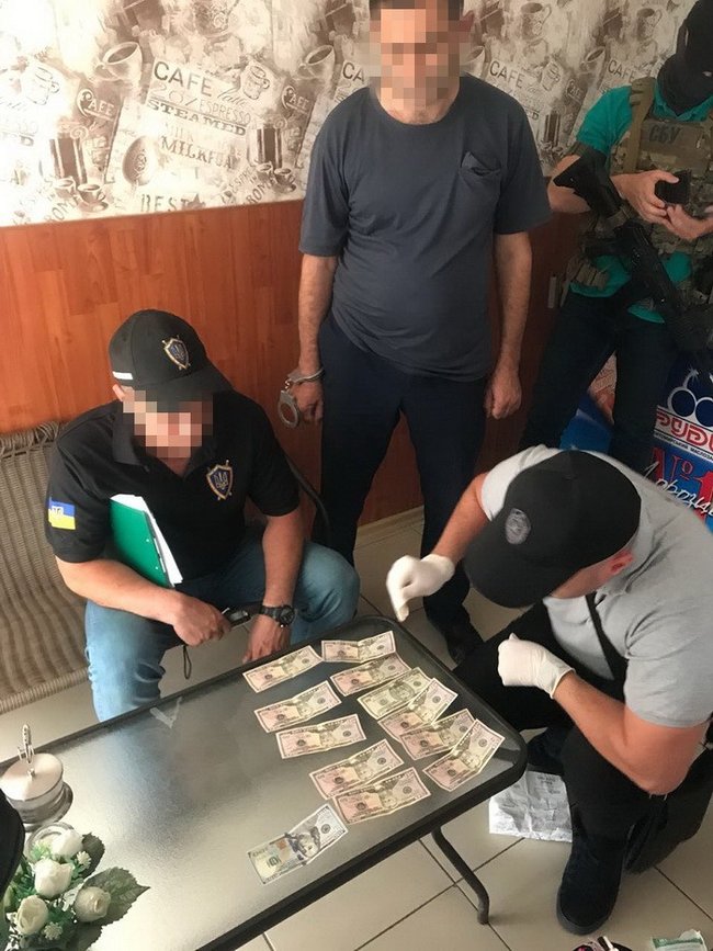 Чиновник Одесской таможни задержан при получении 650 долл. взятки, - СБУ 01 Чиновник Одесской таможни задержан при получении 650 долл. взятки, - СБУ 01