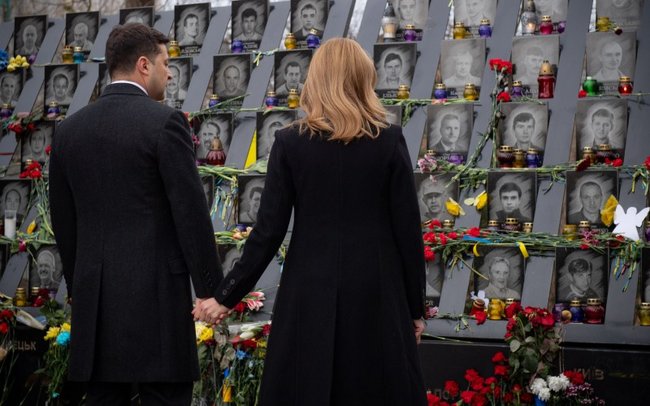 Зеленський із дружиною вшанували память Героїв Небесної Сотні 02