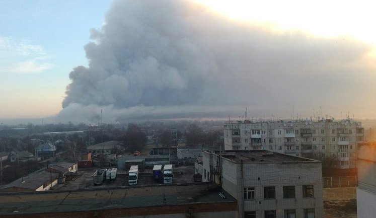 Вибухи на складі в Балаклії тривають. Люди сидять у підвалах. У місті розгорнуто евакуаційний пункт, - кореспондент