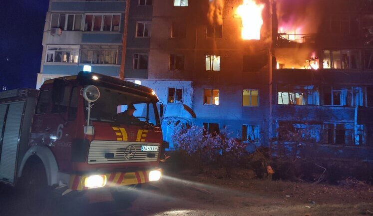 Russian forces struck high-rise building in Kamianske with drone: man was killed and child was among wounded (updated). PHOTOS