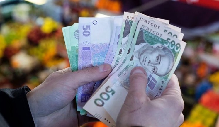 Українці витрачають на базові потреби до 84% бюджету: витрати на продукти та ліки збільшилися на третину. ІНФОГРАФІКА