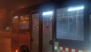 Невідомі обстріляли два автобуси у Харкові: відкрито провадження за фактом хуліганства. ФОТОрепортаж