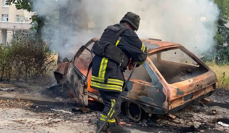 Оккупанты нанесли удар дроном по гражданскому автомобилю в Херсоне: один погибший, трое раненых