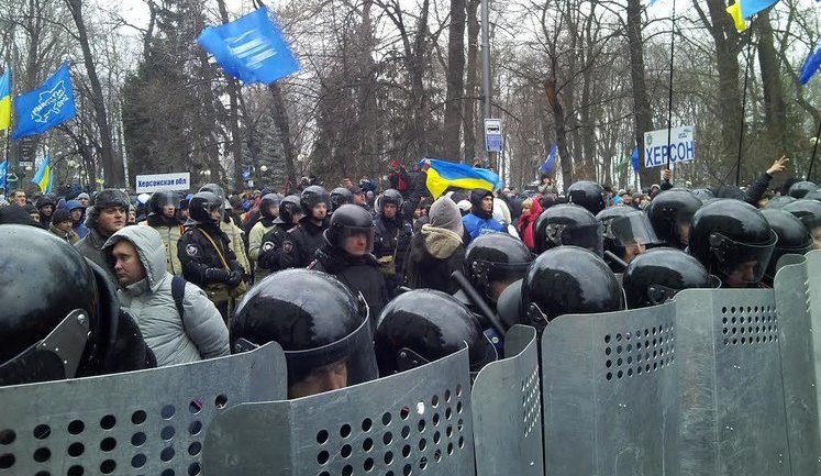 Митингующие заблокировали весь правительственный квартал: под Радой начали установку палаток. ФОТОрепортаж