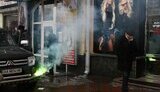 В Киеве ультраправые забросали магазин меха дымовыми шашками. ФОТОрепортаж.