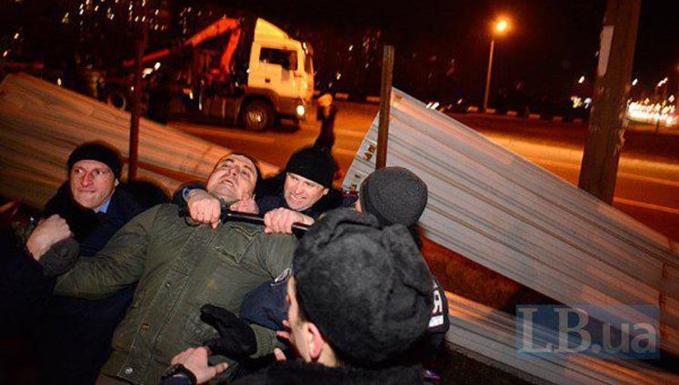 На скандальной стройке в Киеве милиция избила активистов и местных жителей. ФОТОрепортаж+ВИДЕО