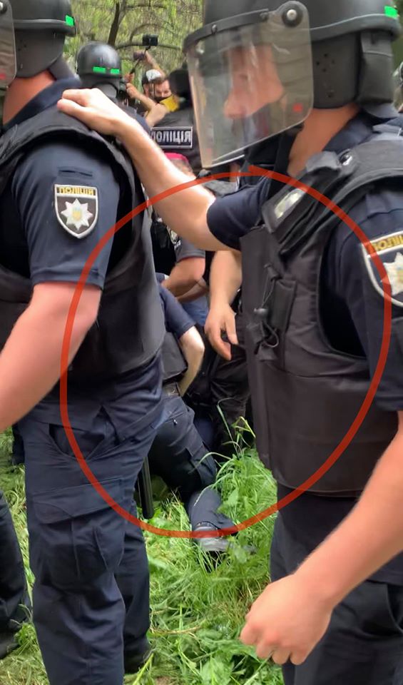 Нардеп Голосу Лозинський про затримання на акції в підтримку Стерненка: Беркут зразка 2013 року повернувся. В автозаки пакують без розбору 04