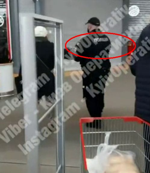 Полицейский несколько раз ударил женщину в киевском супермаркете 01
