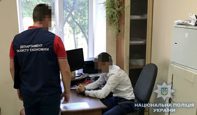 Начальник Центра предоставления административных услуг задержан на Ивано-Франковщине на взятке 2 тыс. долл., - Нацполиция 01