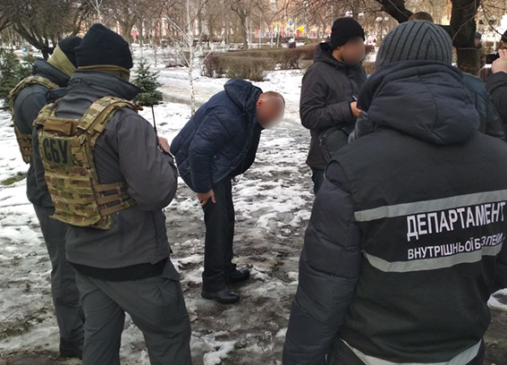 Двоє поліцейських на Кіровоградщині кришували торгівлю наркотиками, - Департамент внутрішньої безпеки Нацполіції 01