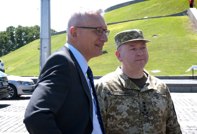 Повноважний Посол Німеччини в Україні Мартін Єґер під час передачі автівок ДПСУ