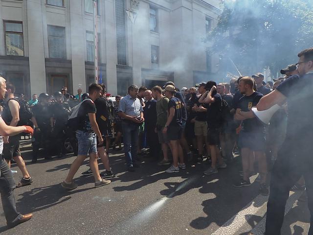 Protesters clash with police near Rada building 20