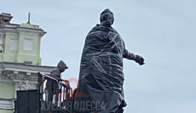 Monument to Catherine II in Odesa was hidden in black bag. VIDEO&PHOTOS