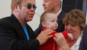 Знаменитый певец и гомосексуалист Элтон Джон хочет усыновить мальчика из восточной Украины