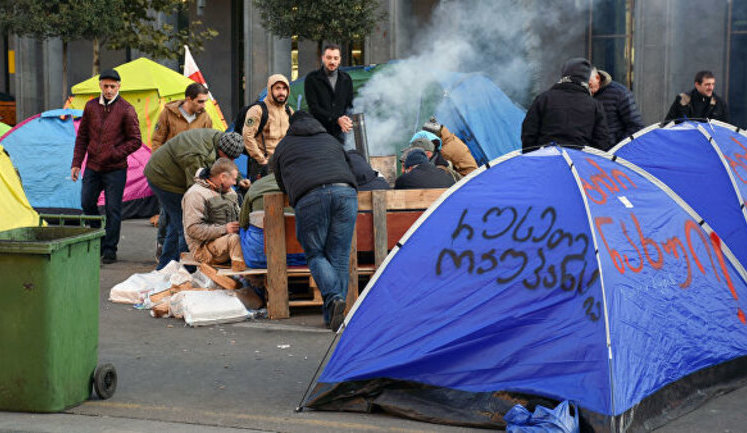 Протести в Грузії: мітингувальники знову встановили намети біля будівлі парламенту. ФОТОрепортаж