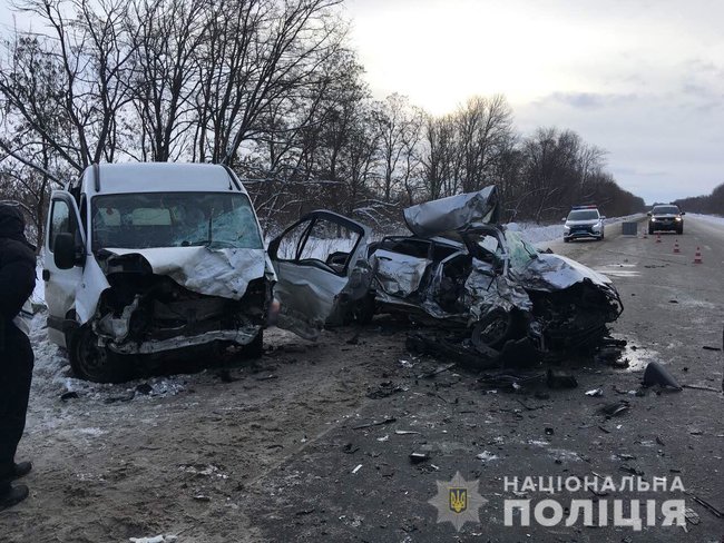 Чотири людини загинули в ДТП за участю мікроавтобуса на Харківщині, ще 11 госпіталізовано, - поліція 01