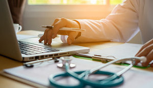 Колапс у боротьбі з коронавірусом, проблеми з виплатами лікарняних