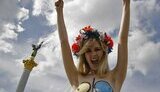 Femen отпраздновал 2-летие презентацией логотипа на самой известной части своего тела. ФОТОрепортаж.