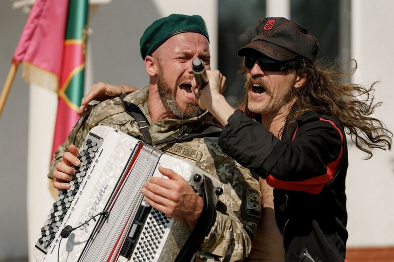 Відомий американський гурт Gogol Bordello виступив перед українськими прикордонниками 04