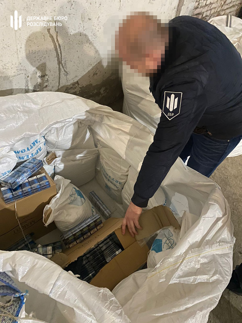 Контрабандную партию сигарет на 27 млн грн готовили к отправке в Венгрию. Проверяется причастность чиновников Одесской таможни, - ГБР 05