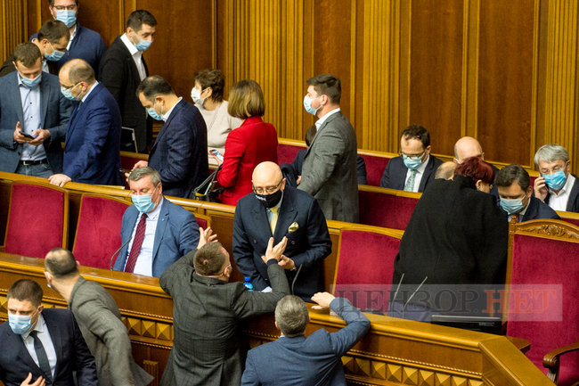 Мисягін у кріслі прем’єра, Яценко і Качура за колоною, краплі Кабанова і поцілунок слуг народу Марченко і Стефанчука, - робота ВР 18 грудня 18