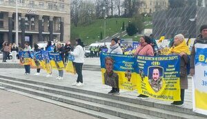 Молчаливая акция "Три года плена морской пехоты" состоялась на Майдане Независимости. ФОТОРЕПОРТАЖ