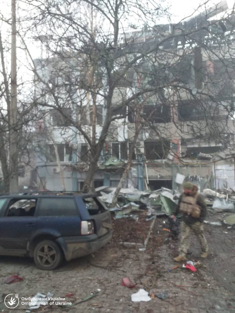 У Херсоні внаслідок влучання Шахеда пошкоджено будівлю, де розміщується представництво омбудсмана 04