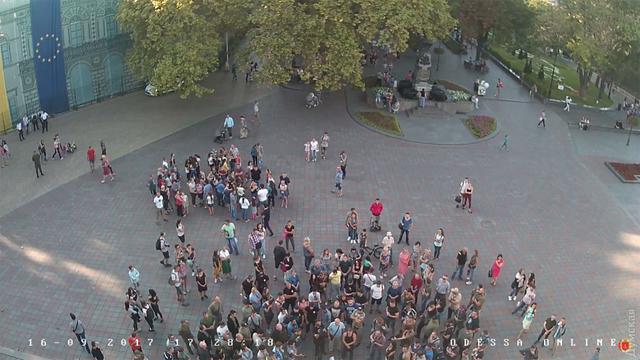 Активисты штурмовали мэрию Одессы из-за пожара в детском лагере: в ход пошли газ и светошумовые гранаты 01