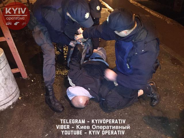 Киевские патрульные ночью задержали мужчину, ударившего ножом водителя троллейбуса на Виноградаре 05