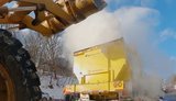 У Києві сніг "плавлять" канадські машини зі швидкістю до 60 тонн на годину. ВIДЕО
