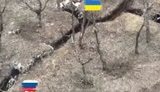 Украинский герой один ведет бой и отбрасывает гранаты российской штурмовой группы ВИДЕО ИЗ РОССИЙСКОГО БЕЗПИЛОТНИКА