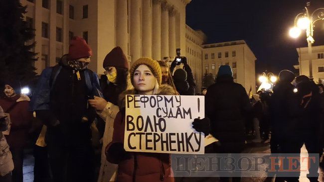 Фаєри, феєрверки і розбите скло, - під Офісом Президента відбулася акція на підтримку Стерненка 04 Фаєри, феєрверки і розбите скло, - під Офісом Президента відбулася акція на підтримку Стерненка 04