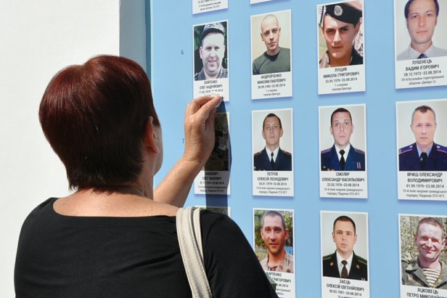 Стену памяти героев в Киеве обновили и освятили 18