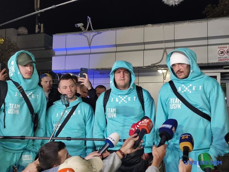 Усик вернулся в Украину 02