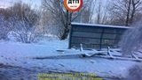 У Києві на Троєщині після ДТП впала зупинка громадського транспорту. ФОТО