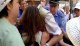 Сторонники Луценко отбили у милиции активисток FEMEN: Не трогайте детей ! ВИДЕО.