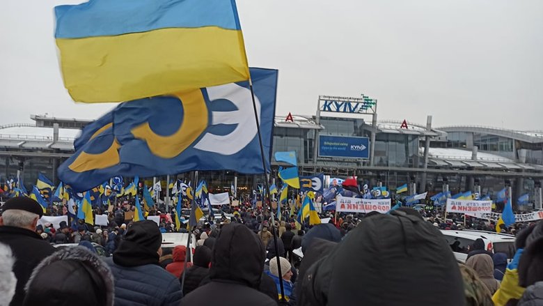 Прихильники Порошенка зібралися біля аеропорту Київ 34