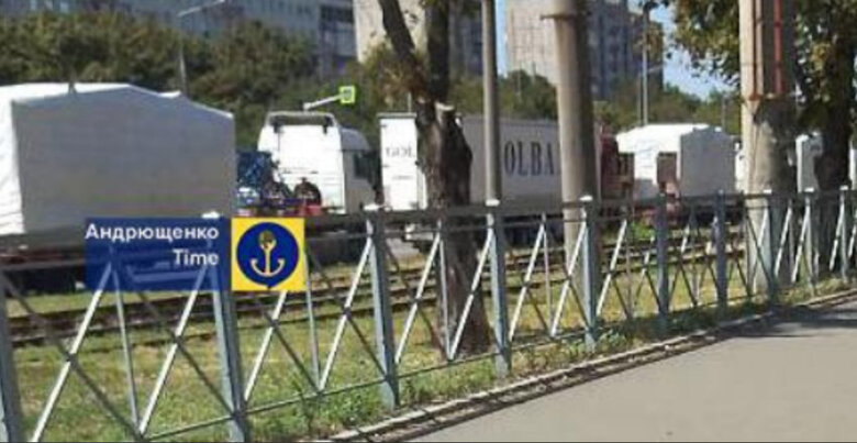 Росіяни перекидають техніку через Маріуполь, накриваючи її тентами