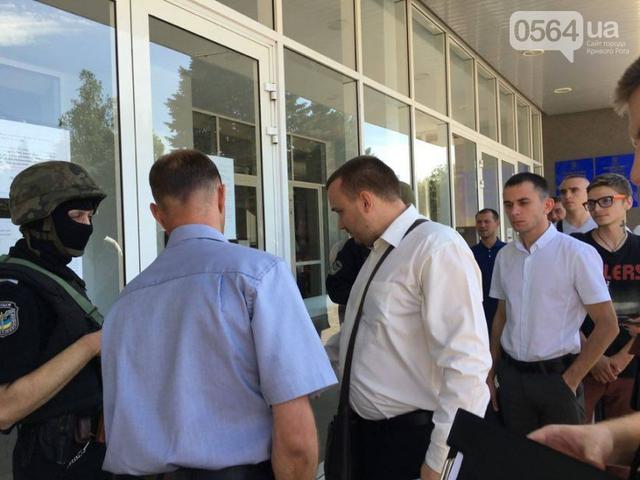 Прокуратура знову проводить обшуки в міськвиконкомі Кривого Рогу 02