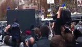 Автозак с Тимошенко в плотном кольце спецназа уезжает с Печерского суда: Банду геть! ВИДЕО.