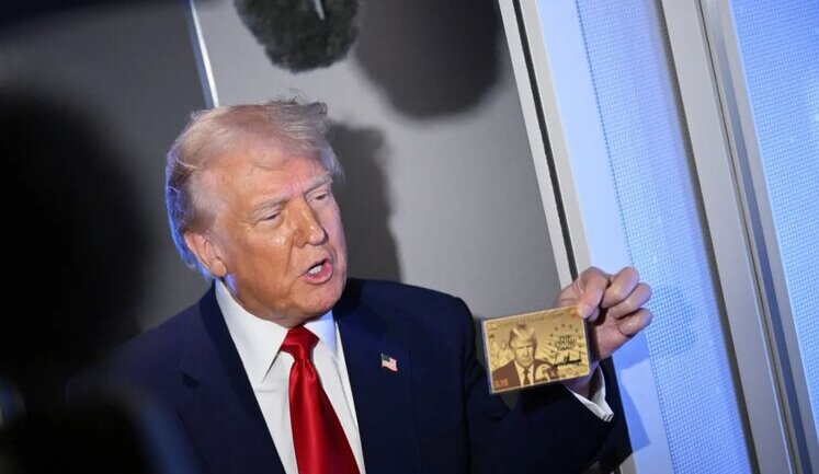 Трамп показав "золоту картку" для отримання громадянства США. На ній – його портрет. ФОТО