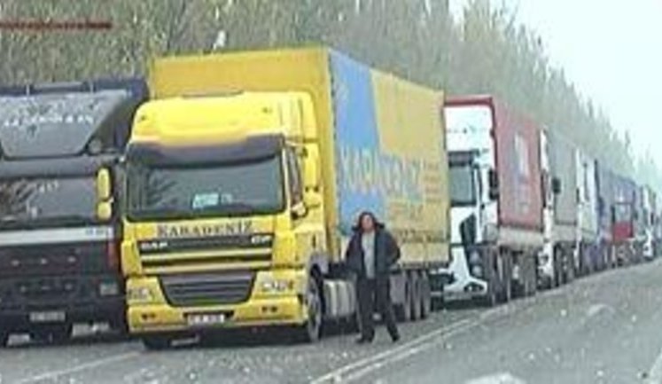 Russia completely bans Ukrainian trucks from its territory