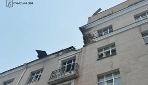 Вранці рашисти поцілили у будівлю в центрі Сум. За добу в області поранено підлітка. ФОТОрепортаж